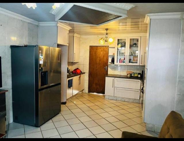 4 BEDROOM HOUSE FOR SALE IN CLAYVILLE INDUSTRIA